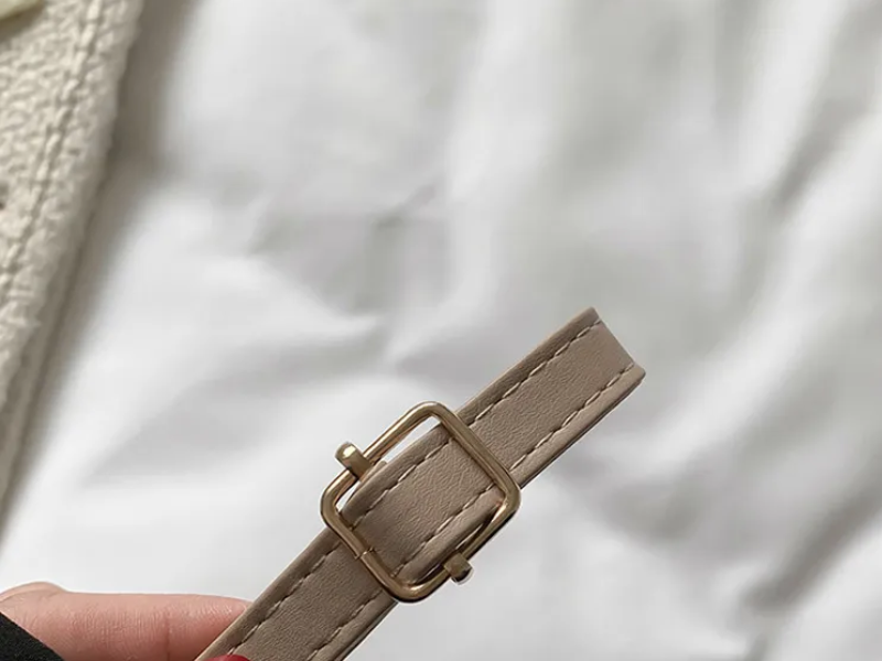 Elegante zwarte dames handtas van PU leer, plat gelegd. Toont bovenhandvat en verstelbare schouder-/crossbodyriem.