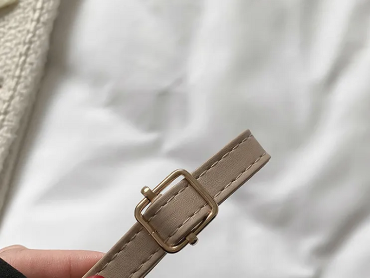 Elegante zwarte dames handtas van PU leer, plat gelegd. Toont bovenhandvat en verstelbare schouder-/crossbodyriem.