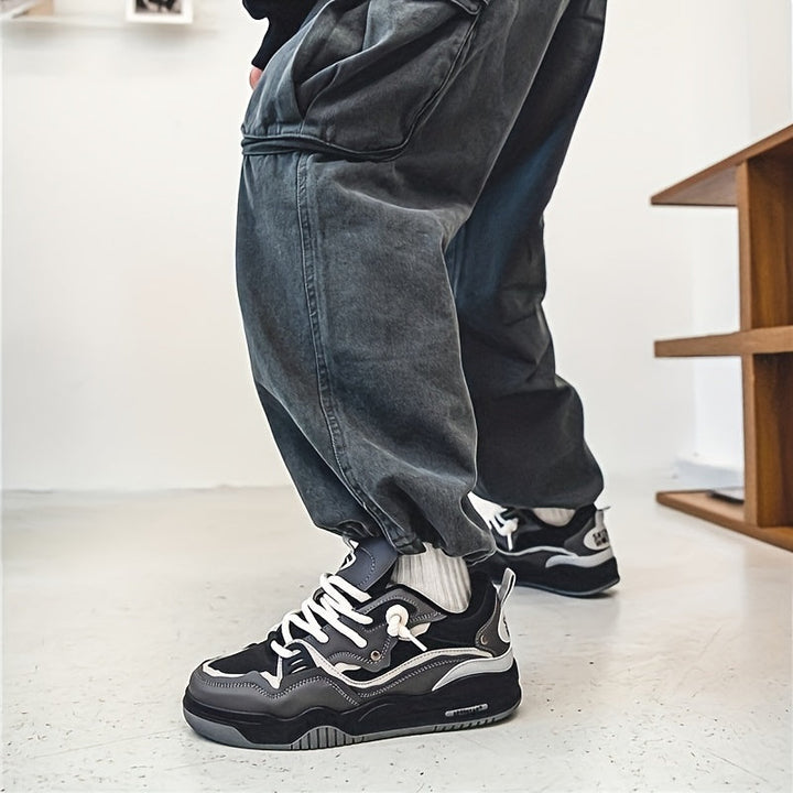 Zwart-grijze Ryker herensneaker, trendy en comfortabel, voor een moderne, casual streetstyle.