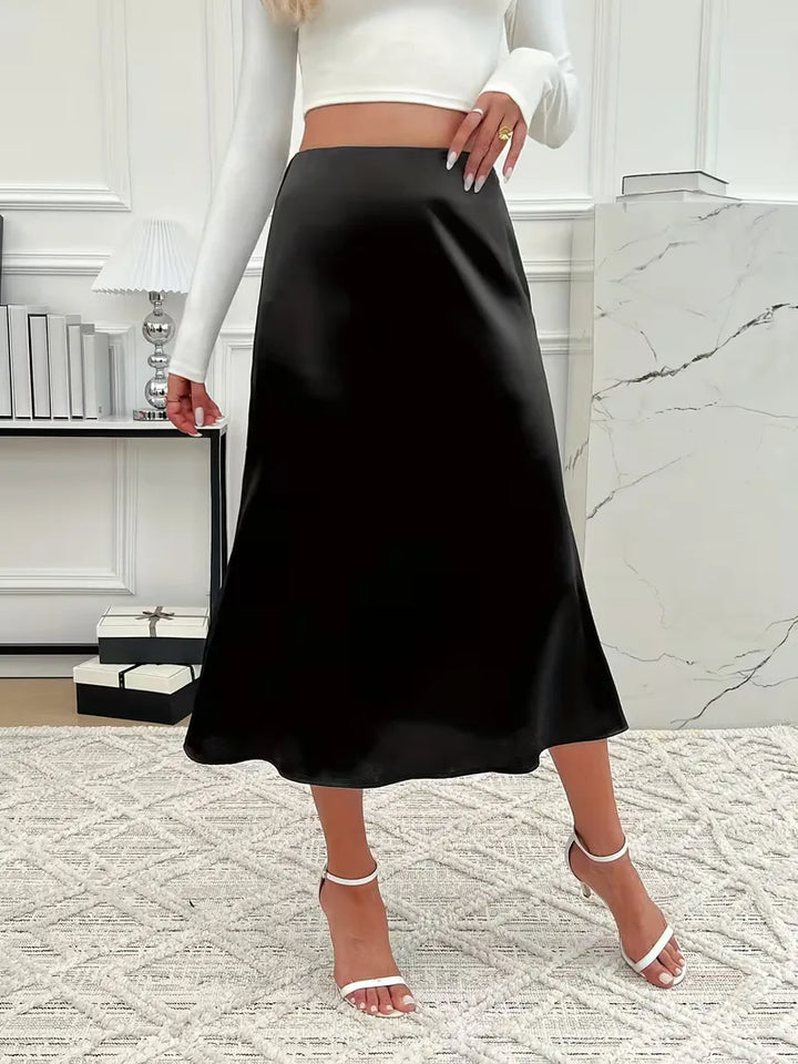Zwarte satijnen midi rok met hoge taille voor dames, elegant en veelzijdig.