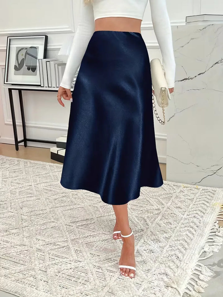 Marineblauwe satijnen midi rok, elegante snit, hoge taille, voor formele evenementen.