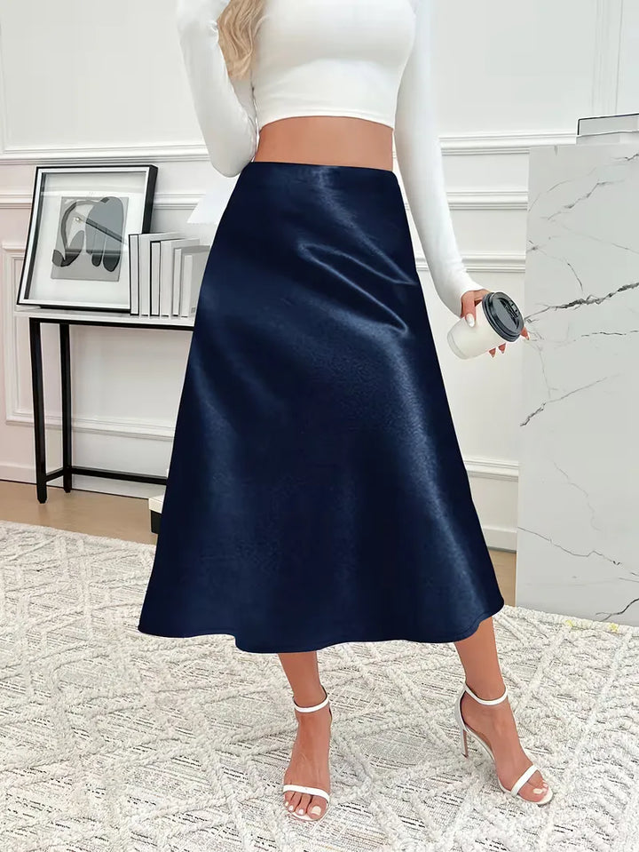 Smaragdgroene satijnen damesrok, hoge taille, zwierig model, lente/zomer collectie.