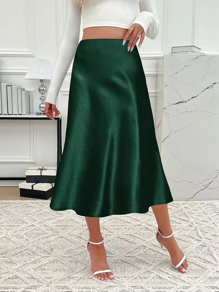 Roze satijnen rok, hoge taille, elegante flowy stof, perfect voor dames.