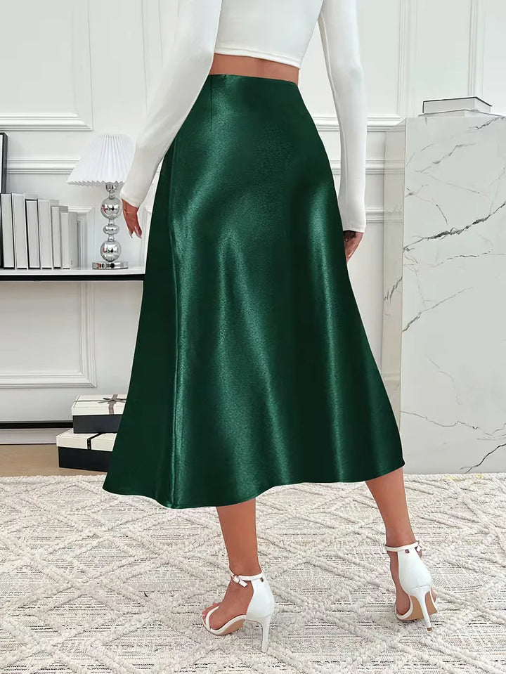 Zilveren satijnen dames midi rok, hoge taille, glanzend en feestelijk.