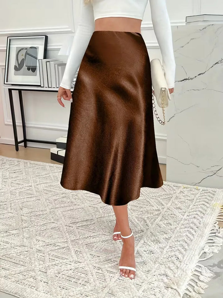 Donkerrode satijnen rok, hoge taille, perfect voor een chique damesensemble.