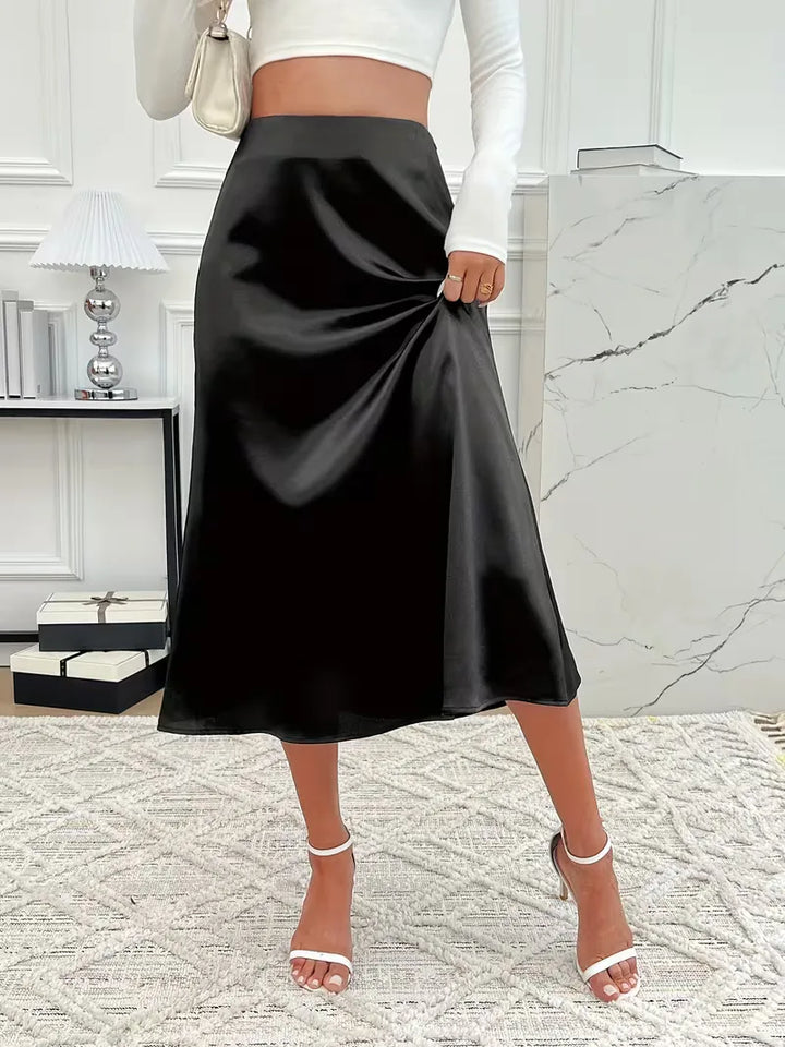 Elegante marineblauwe satijnen midi rok, flared model, ideaal voor avondkleding.
