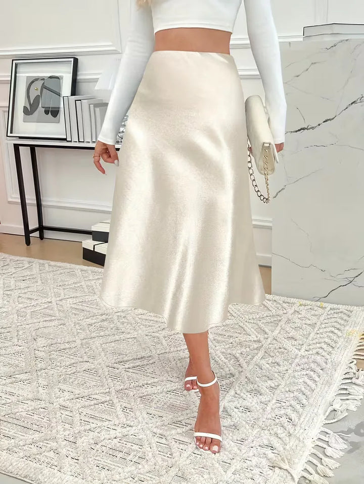 Olijfgroene satijnen midi rok, hoge taille, unieke en chique damesmode.