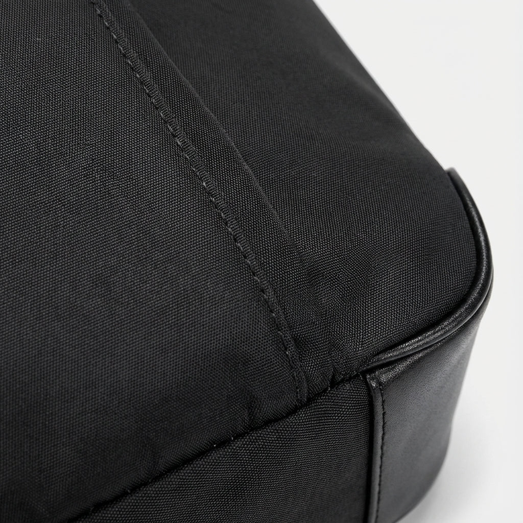 Stijlvolle zwarte Oxford laptoptas, unisex model. Geschikt als schoudertas, biedt bescherming en functionaliteit voor reizen.