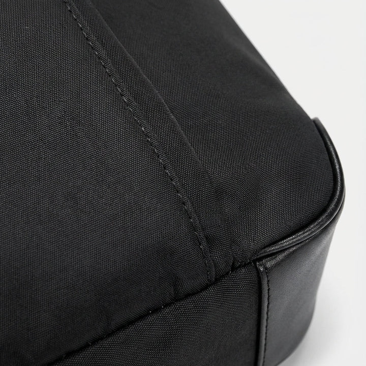 Stijlvolle zwarte Oxford laptoptas, unisex model. Geschikt als schoudertas, biedt bescherming en functionaliteit voor reizen.
