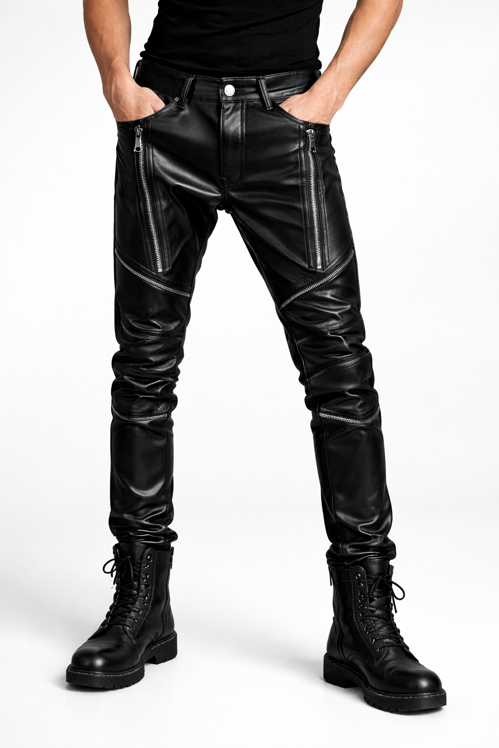 Zwarte slanke heren lederlook broek in modieuze city stijl, ideaal voor een elegante casual look.