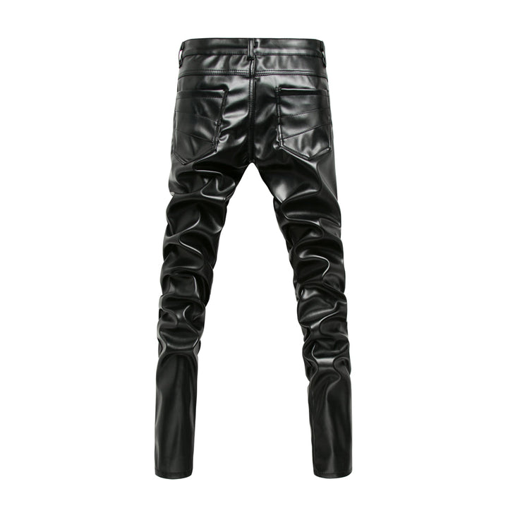 Modieuze slanke lederlook herenbroek, zwart en comfortabel, geschikt voor diverse casual en elegante outfits.