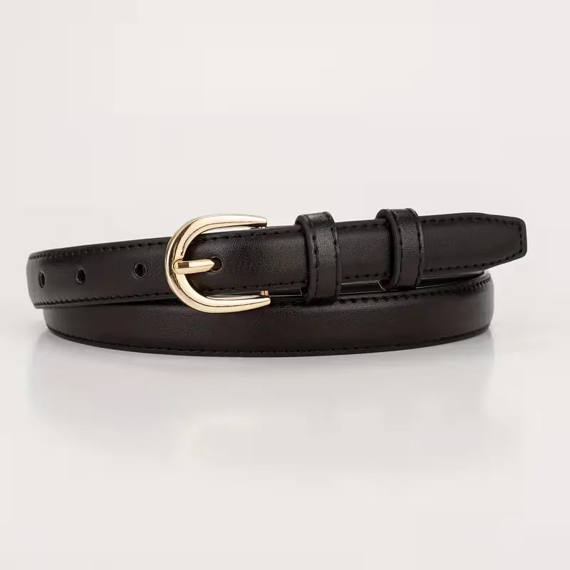 Zwarte smalle damesriem met elegante gouden gesp. Modieus accessoire voor elke outfit.