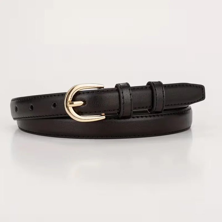 Zwarte smalle damesriem met elegante gouden gesp. Modieus accessoire voor elke outfit.