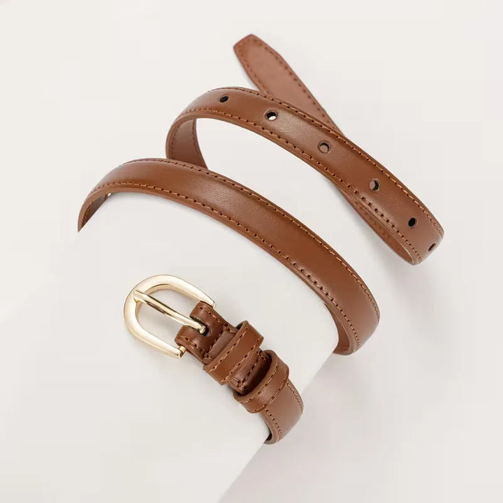 Modieuze smalle damesriem in donkerbruin met verfijnde gouden gesp. Perfect voor je taille.