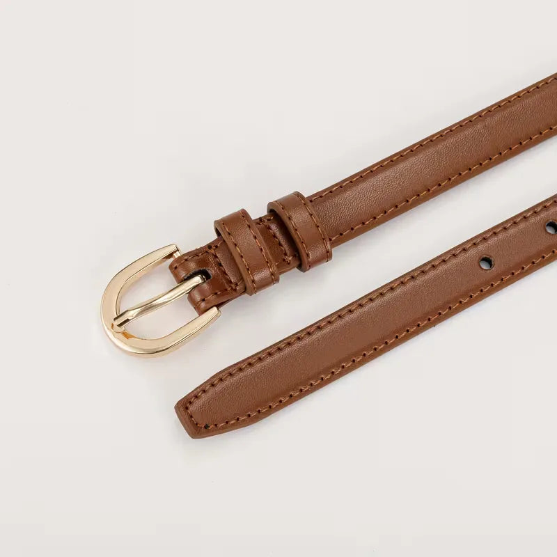 Elegante lichtbruine damesriem, smal model, met chique gouden gesp. Een must-have accessoire.