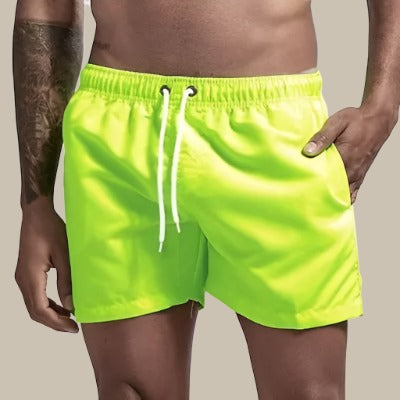 Heren sneldrogende zwemshorts in een groen patroon, stijlvolle strandkleding voor actieve zomeractiviteiten.