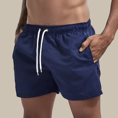 Zwarte sneldrogende heren zwembroek, detail van de stof, ademend en snelle droogtijd, perfect voor herenmode.