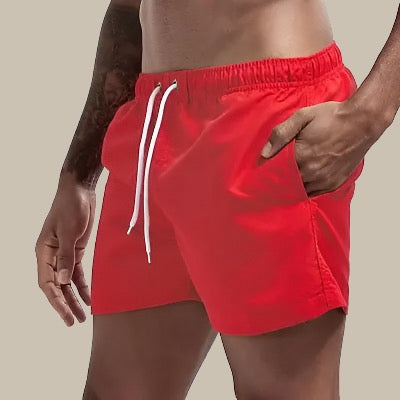 Close-up van de elastische tailleband en het trekkoord van een sneldrogende heren zwembroek, functionele badmode.