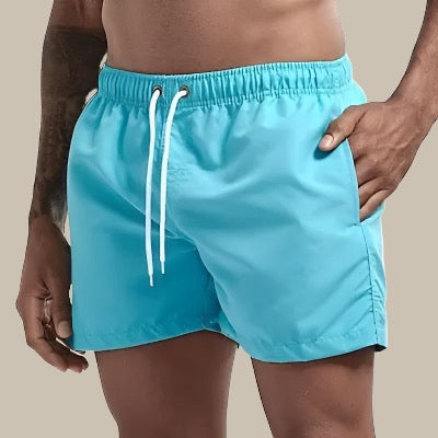 Set van drie sneldrogende zwemshorts in verschillende kleuren, ideaal voor variatie in heren strandkleding.