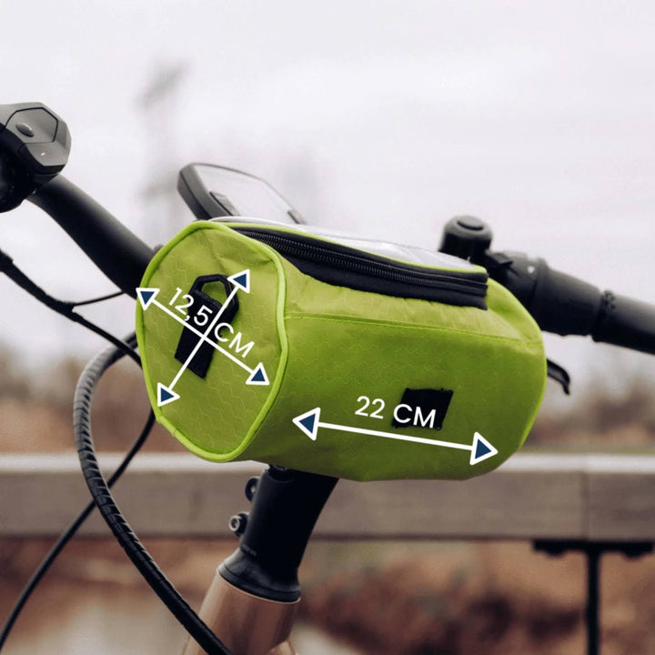 Fietser gebruikt waterdichte touchscreen fietstas voor navigatie en snelle toegang tot telefoon.