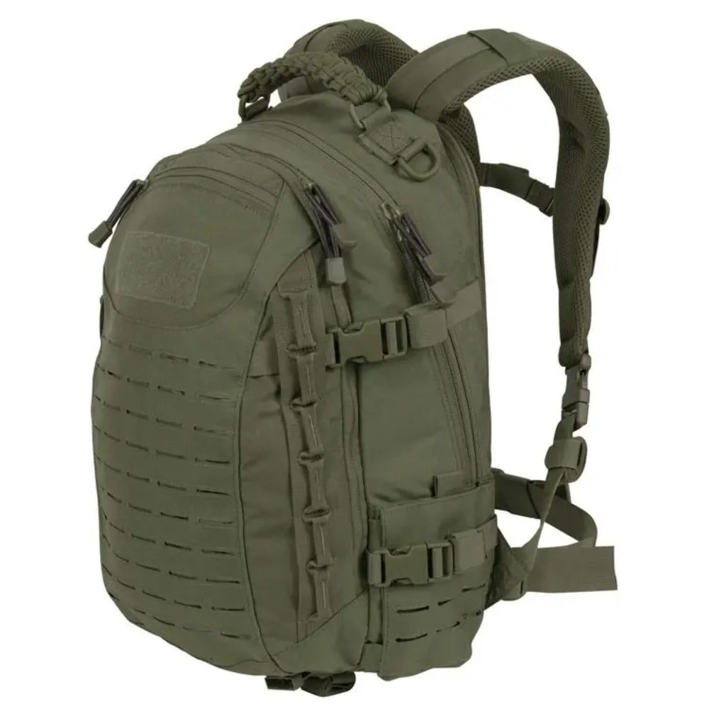 Model draagt een robuuste militaire outdoor rugzak 30L+ tijdens een wandeling, klaar voor avontuur.