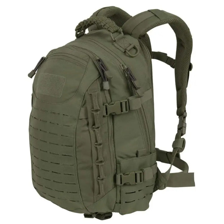 Model draagt een robuuste militaire outdoor rugzak 30L+ tijdens een wandeling, klaar voor avontuur.