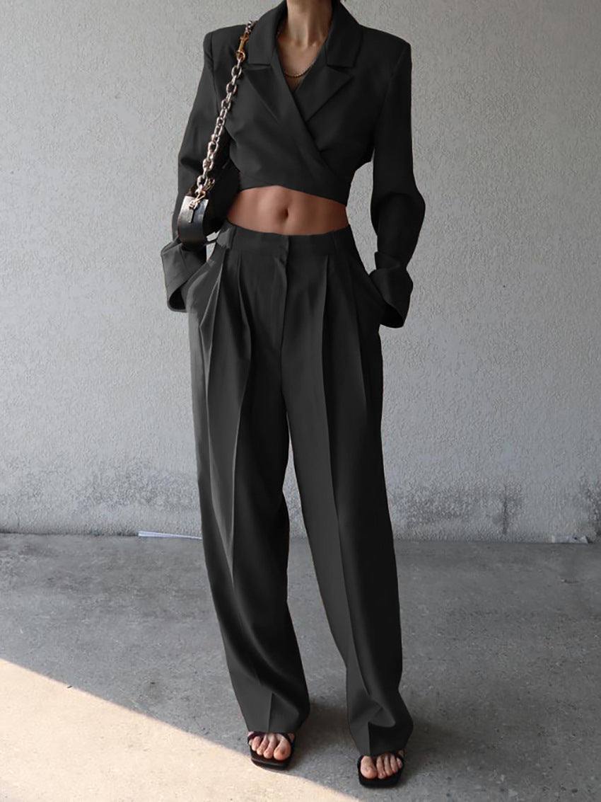 Zwarte tweedelige dames zomer set: elegante cropped blazer & wijde high-waist broek, perfect voor casual chic.