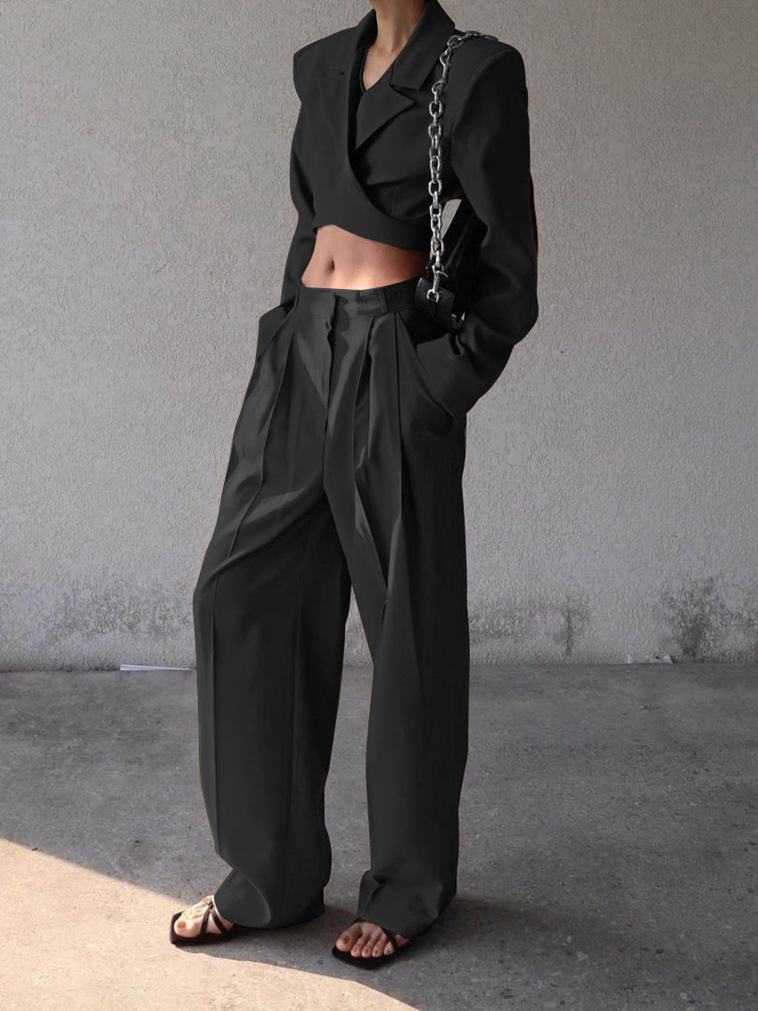 Stijlvolle zwarte cropped blazer uit een dames zomer set, combineerbaar met de bijpassende wijde broek.