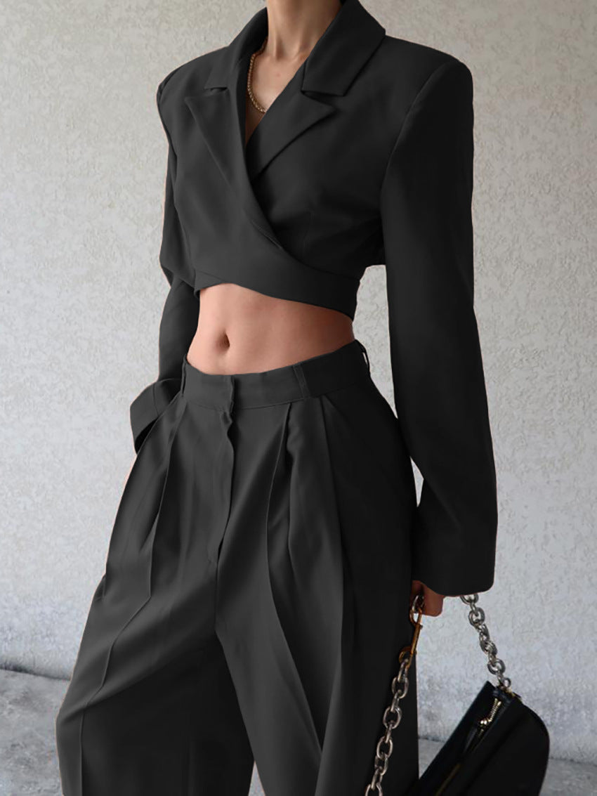 Comfortabele zwarte wijde high-waist broek, onderdeel van een elegante tweedelige dames zomer set.