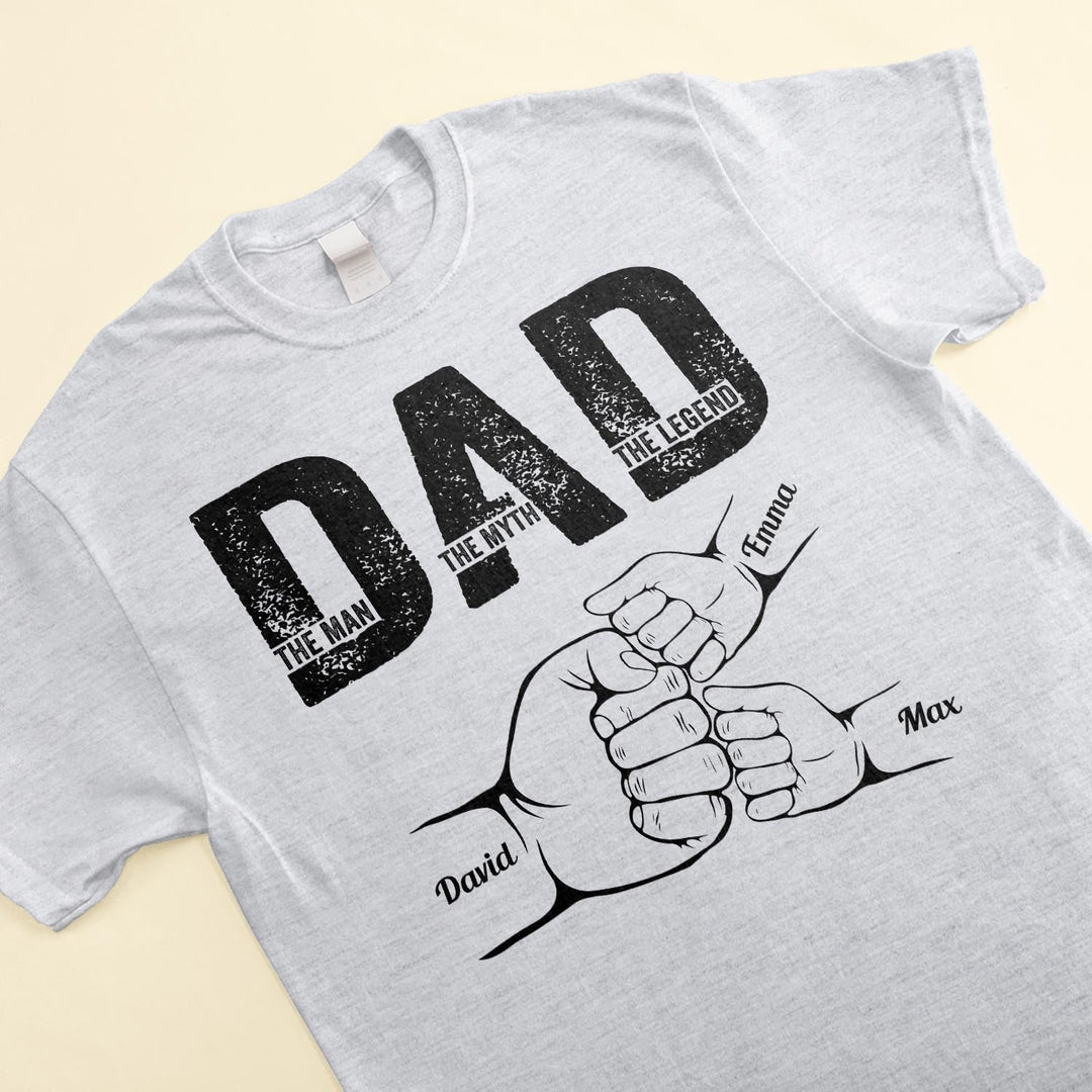 Gedetailleerde close-up van de 'Dad. The Man. The Myth. The Legend.' opdruk op een zachte heren hoodie.
