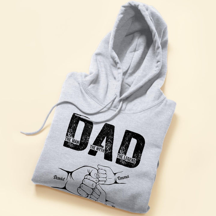 Model draagt comfortabele zwarte 'Dad. The Legend.' hoodie, perfecte mannenkleding voor papa.