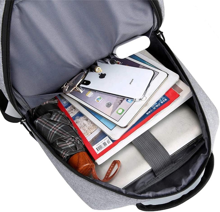 Persoon draagt de zwarte unisex laptoprugzak, slank, comfortabel en ideaal voor onderweg.