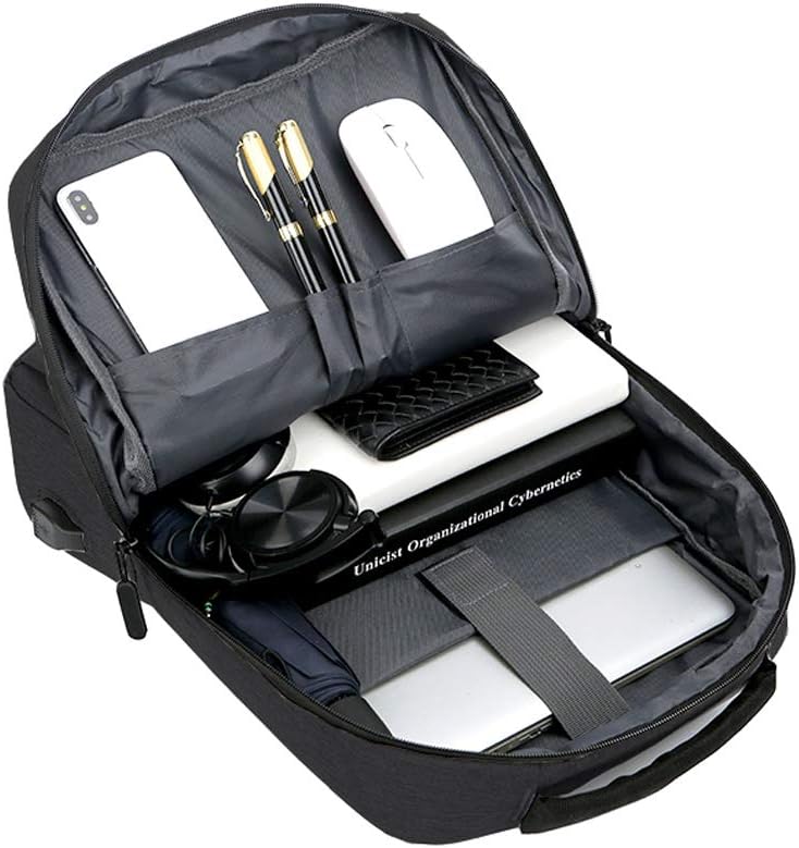 Detail van de geïntegreerde USB-oplaadpoort op de waterdichte slanke laptoprugzak.