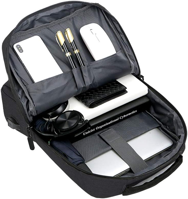 Detail van de geïntegreerde USB-oplaadpoort op de waterdichte slanke laptoprugzak.