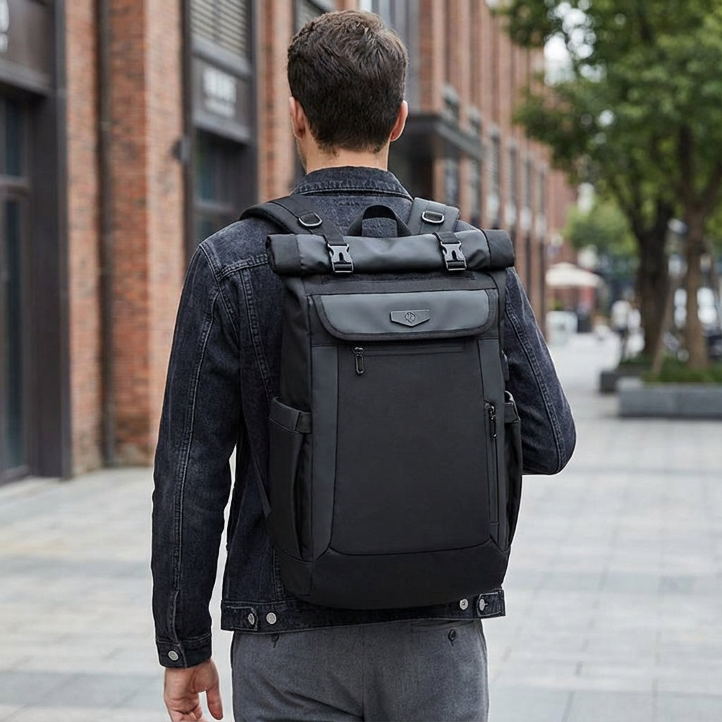 Zwarte Venturo rolltop reisrugzak, waterdicht, geschikt voor laptop & outdoor avonturen. Unisex backpack met ruime capaciteit.