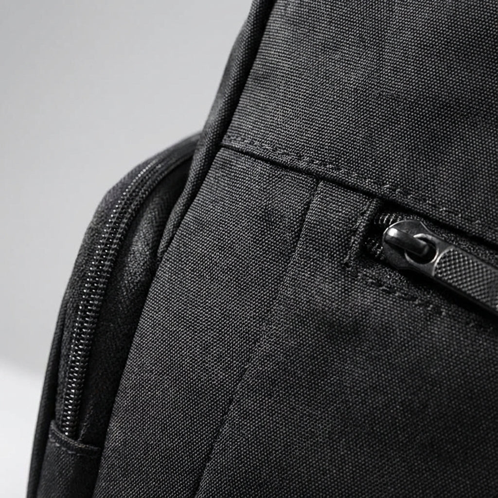 Praktische zwarte Venturo rolltop reisrugzak met handige vakken, waterdichte bescherming voor al je reisbenodigdheden.