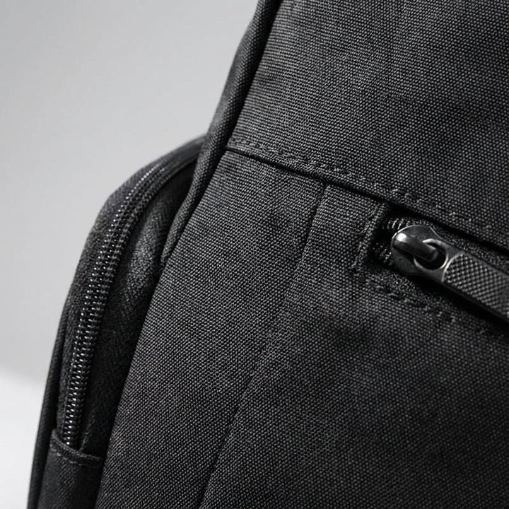 Praktische zwarte Venturo rolltop reisrugzak met handige vakken, waterdichte bescherming voor al je reisbenodigdheden.