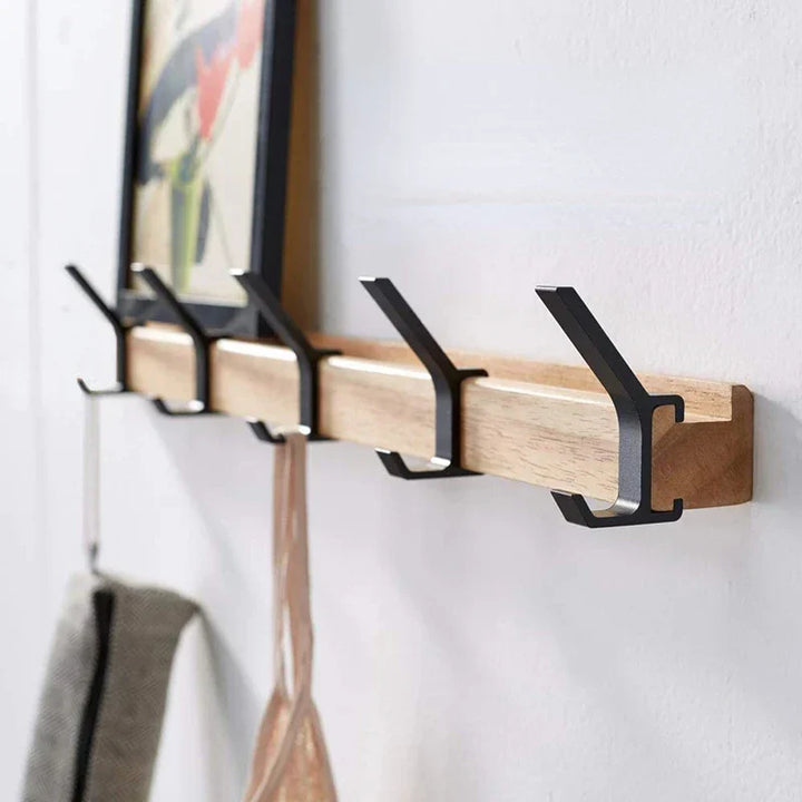 Zwarte wandkapstok met verplaatsbare haken. Modern Nordic design voor hal of slaapkamer organisatie.