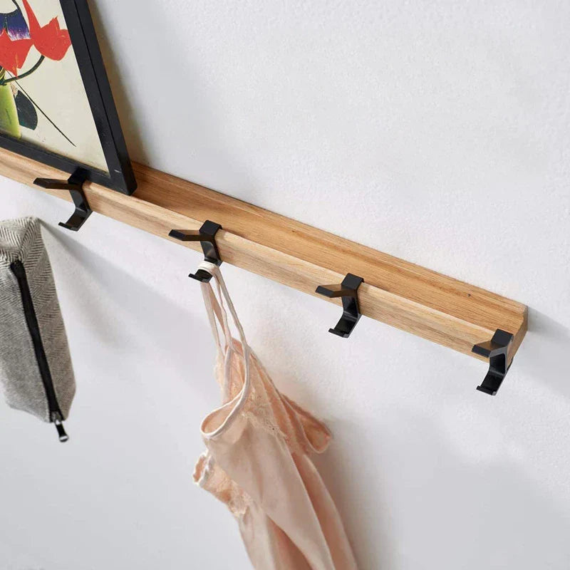 Aluminium en houten wandkapstok met verstelbare haken. Scandinavisch design ideaal voor hal en slaapkamer.