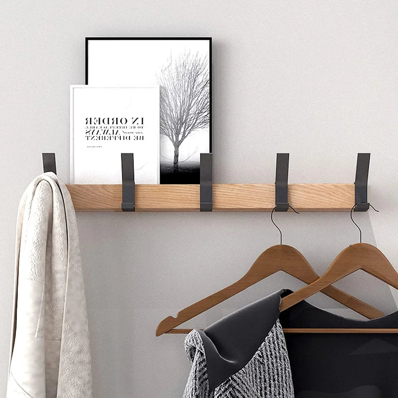 Stijlvolle zwarte wandkapstok, modern design. Flexibele haken voor jassen, tassen en accessoires in huis.