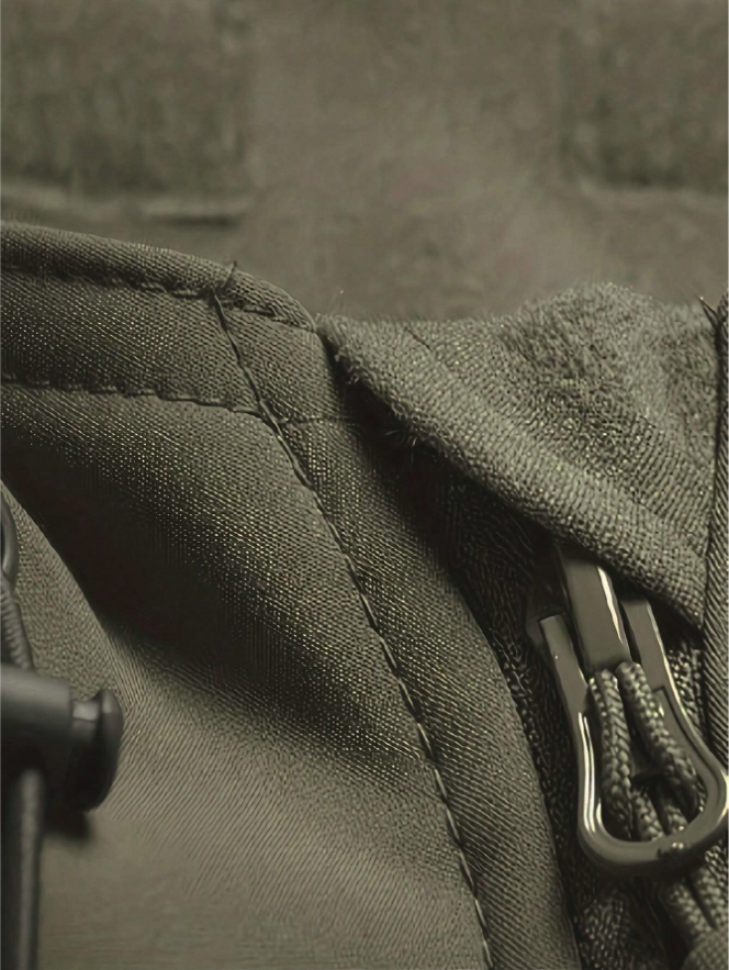 "Zwarte water- en winddichte outdoor set voor heren met fleecevoering, zes zakken en verstelbare capuchon voor elk weer."