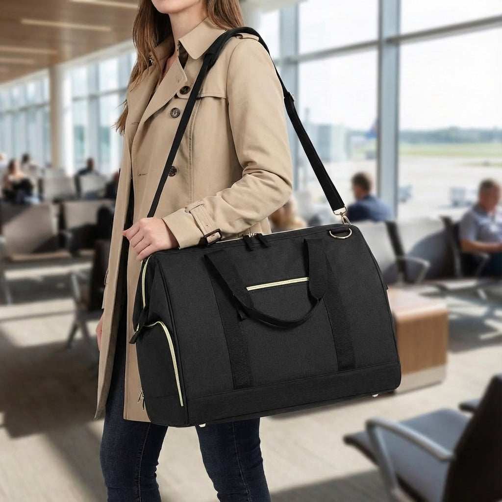 Zwarte waterbestendige 33L duffel reistas Voyagia, ideaal voor korte trips, met handig schoenenvak.