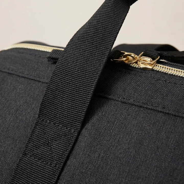 Ruime 33L zwarte duffel bagage met waterbestendig design, veelzijdige reistas voor weekendtrips en sport.