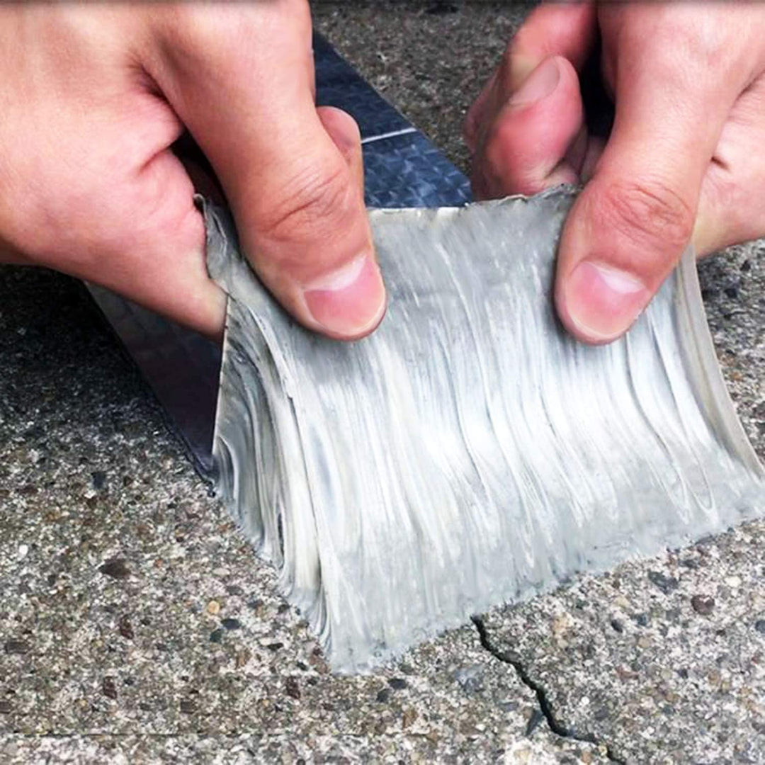 Zwarte waterdichte reparatietape van rubber voor het afdichten van lekken en scheuren in huis en tuin.