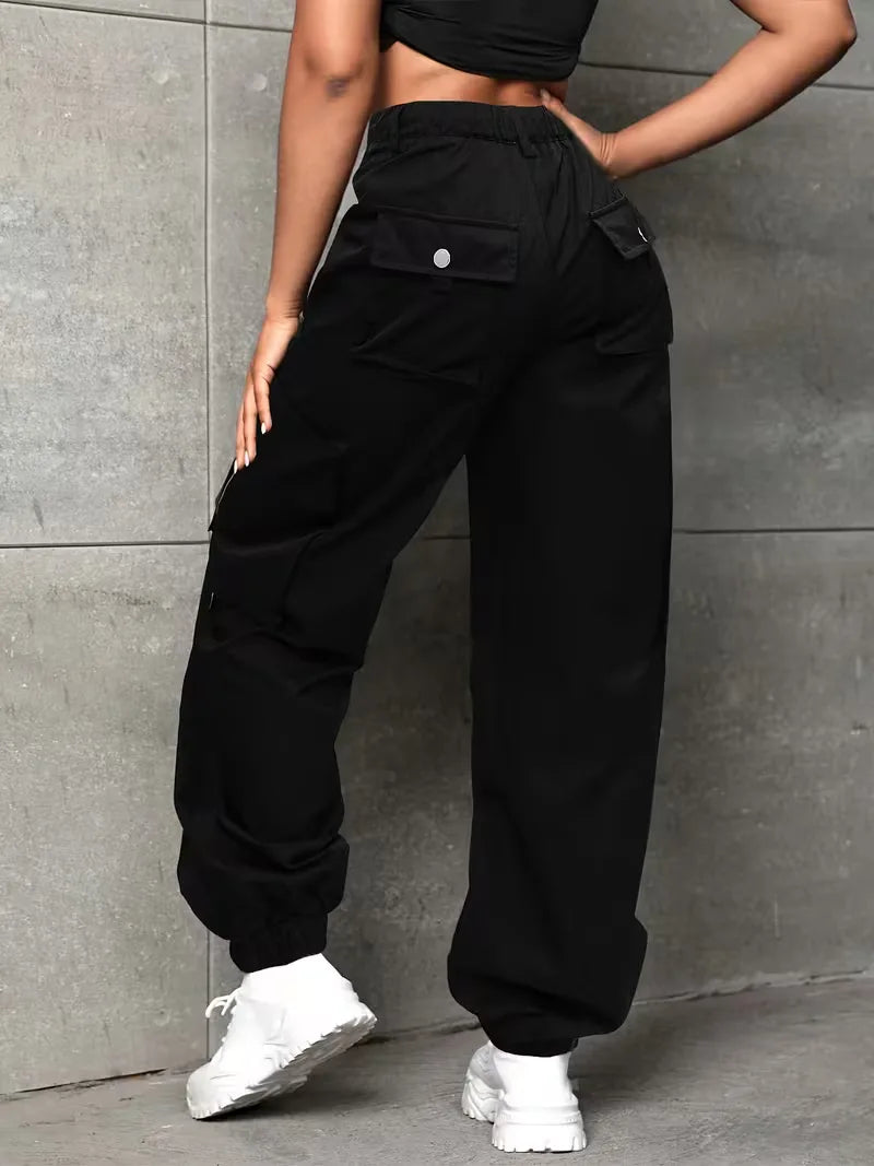 Comfortabele wijde cargobroek voor dames, ideaal voor een relaxte lente/zomer streetwear look.